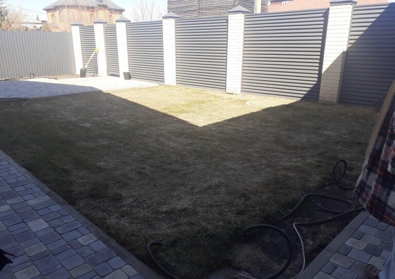 Большая часть участка у входной группы находится в тени. Задача добавить света в этой части.