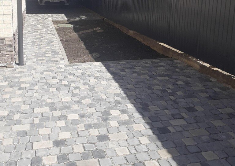 Небольшой участок у парковки.