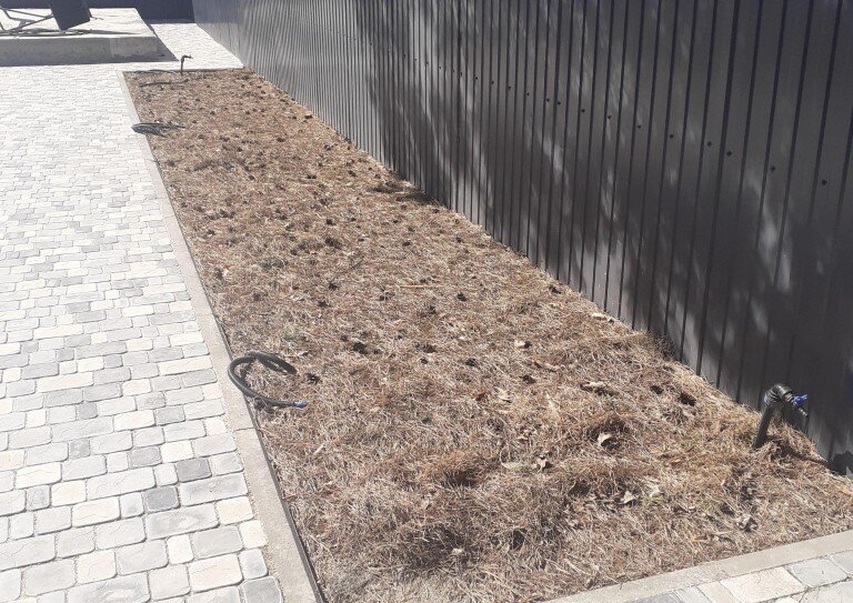 Узкий участок вдоль забора.