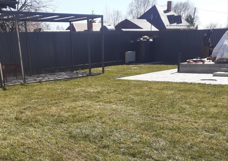 Имеем- бочка для автополива в переднем углу участка. Задача -закрыть техническую зону.